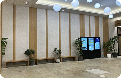 1F 駅前エントランス横